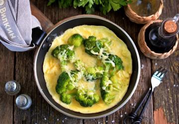 Bir tavada brokoli ile omlet