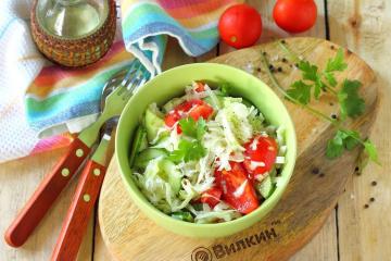 Lahana, salatalık ve domates salatası