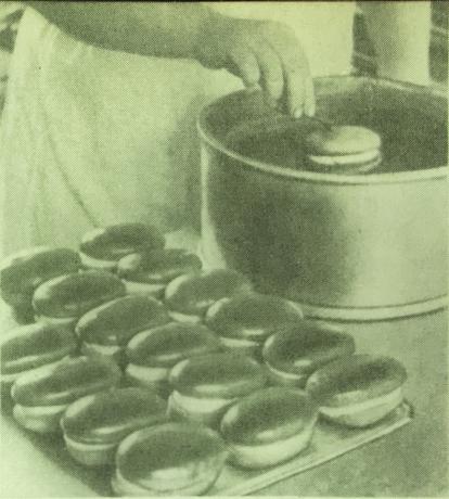 "Bush" kek hazırlama süreci. Kitaptan Fotoğraf "pasta ve kek Üretimi," 1976 