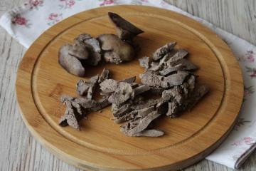Tavuk ciğeri ile Salata "Obzhorka": lezzetli ve kolay yemek tarifi, yıllar boyunca kanıtlamış