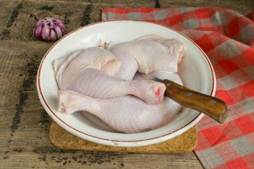 Nasıl lahana turşusu ile tavuk bacakları pişirmeye?