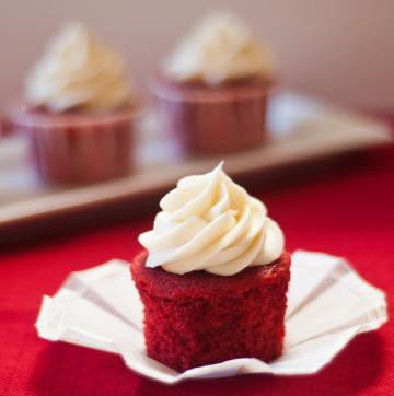 Parlak kekleri pişirmek için nasıl vay dedi misafirler için "kırmızı kadife" cupcakes