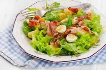 Yumurta ve domuz pastırması ile Funky sıcak salata., Hiçbir zaman göz yiyin !!!