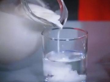 Nasıl hızlı ve kolay belirlemek için bu suyla çözünmüş süt (3 kanıtlanmış yolları)