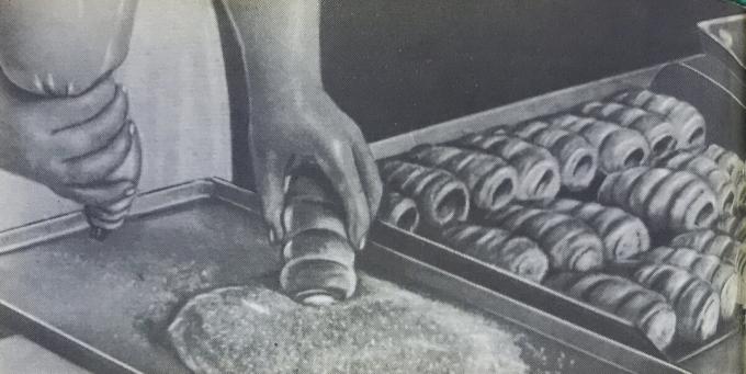 krema ile Tübüllerin hazırlık işleyin. Kitaptan Fotoğraf "pasta ve kek Üretimi," 1976 