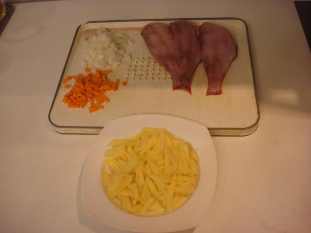 Yazar tarafından çekilen resmi (hazırlanmış balık, patates, soğan, havuç)