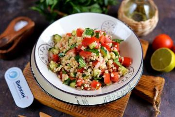 Salatalık ve soğanlı taboule salatası