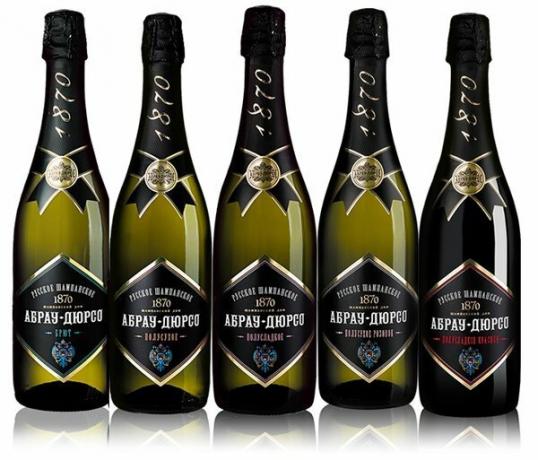 Champagne "Abrau-Durso" - Uzmanlar Roskontrolya görüşüne göre üst üç üçüncü bir yer.