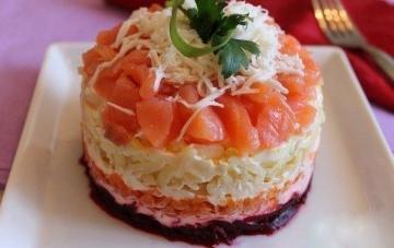 Salata "Bir kürk manto üzerinde Somon." Delicesine lezzetli bayram salata!
