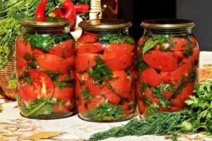 Kış için otlar ve sarımsak ile dilimlenmiş domates. favori tarifi