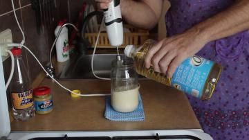10 dakika boyunca lezzetli kalın ev yapımı mayonez nasıl yapılır