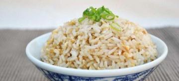 Lezzetli bir ufalanan pirinç garnitür nasıl pişirilir