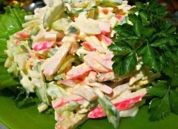 Yengeç sopa ve kalamar ile Salata "Deniz". 5 dakika içinde masadan süpürülüp!