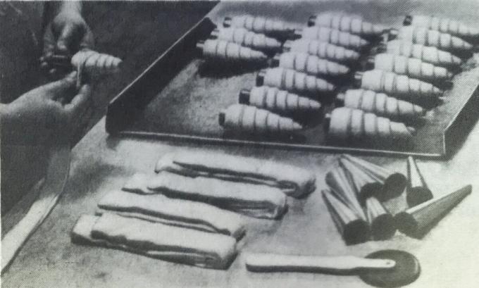 krema ile Tübüllerin hazırlık işleyin. Kitaptan Fotoğraf "pasta ve kek Üretimi," 1976 