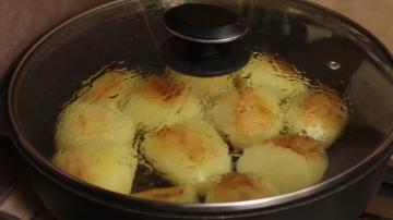 Lezzetli kızarmış patates için Babaannenin tarifi. patatesleri hazırlamak için basit bir yolu