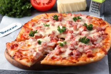 Sosis, domates ve peynirli pizza