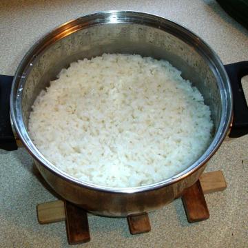 Konserve pembe somon ve pirinç Puf salatası