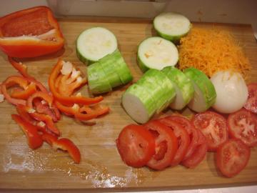 Sebzeler bir gevrek peynir altında omlet. Geleneksel yan yemekler için mükemmel bir alternatif.