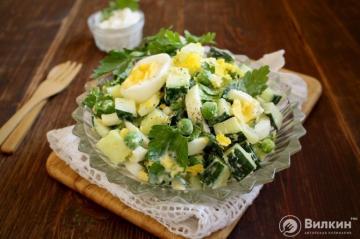 Yeşil bezelye, yumurta ve salatalık salatası