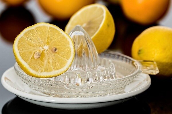 Tüm mutfak yüzeylerini temizlemek için limon suyu kullanılabilir. (Fotoğraf: Pixabay.com)