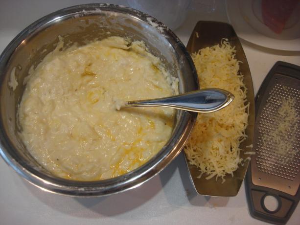 Yazar tarafından çekilen resmi (yağ, un, yumurta, kabartma tozu, ekşi krema, peynir)