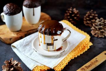 Mikrodalgada bir kupa içinde çikolatalı kek