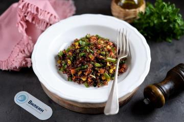 Sebzeli ve kinoalı sıcak salata