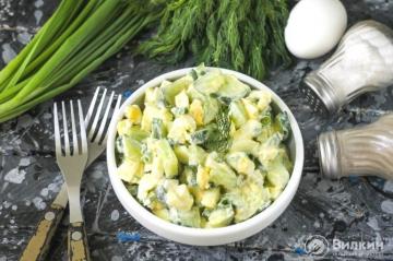 Salatalık, yumurta ve yeşil soğan salatası
