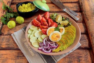 Avokado, salatalık ve yumurta salatası
