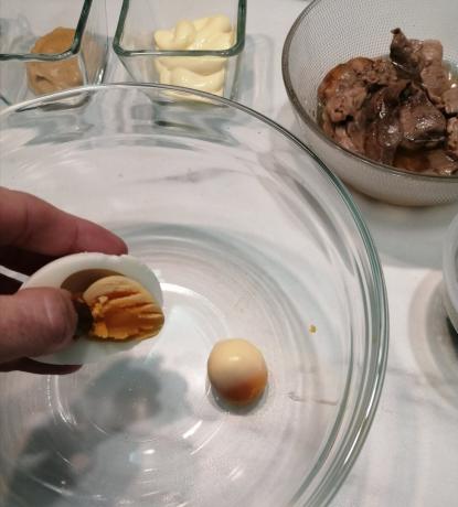 haşlanmış yumurta kaynatın. Yumurta yarı boyuna kesilmiş, temiz ve sarısı çıkarın.