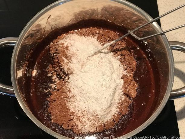 topaksız pudra şekeri ve kakao karışmaya bir fırçalamak kullanımı.
