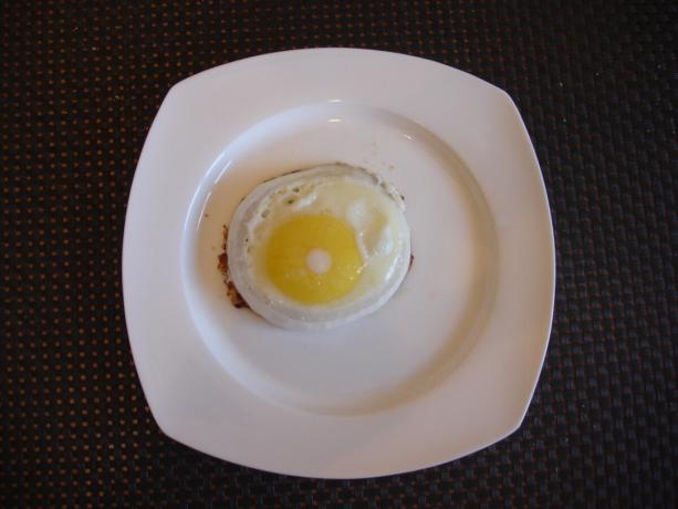 yazar (bir tabakta bir yumurta) tarafından çekilen resmi