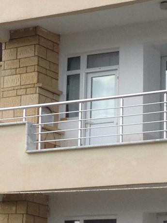 Çok güzel Türk ilin hemen hemen tüm balkonlar o - kendi barbekü var.