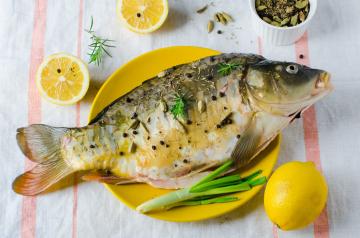 Fırın içinde limonlu Sazan: ne kadar lezzetli balık pişirmeye
