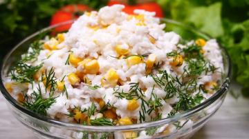 Pirinç unu ve mısır haşlanmış balık salata