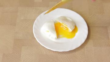 5 dakika boyunca ideal bir kahvaltı. Hızlı ve kolay bir haşlanmış yumurta pişirmek için nasıl