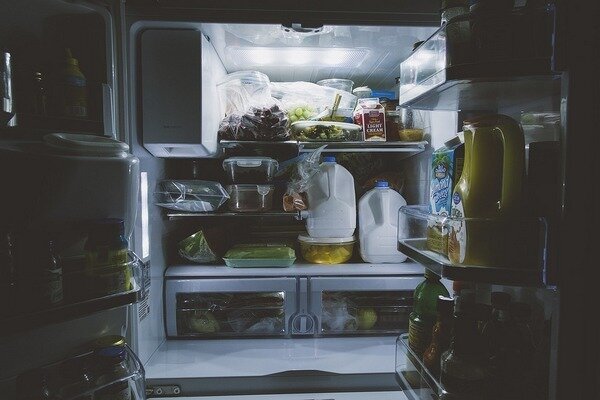 Buzdolabı ağır bir şekilde tıkanmışsa, bazı yiyecekleri gözden kaçırma şansı daha yüksektir. (Fotoğraf: Pixabay.com)
