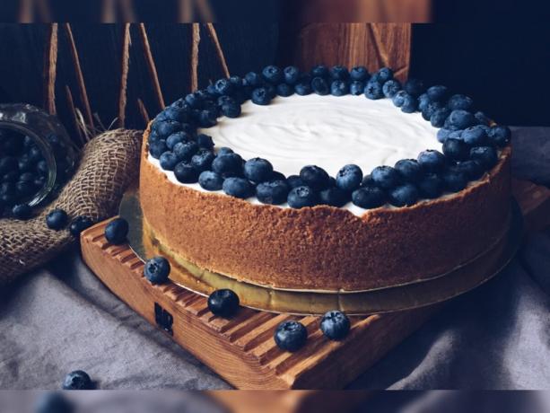 Klasik New York taze yaban mersini ile dekore Cheesecake