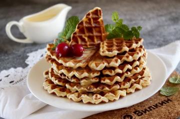 Waffle demirinde yoğunlaştırılmış süt ile çıtır waffle