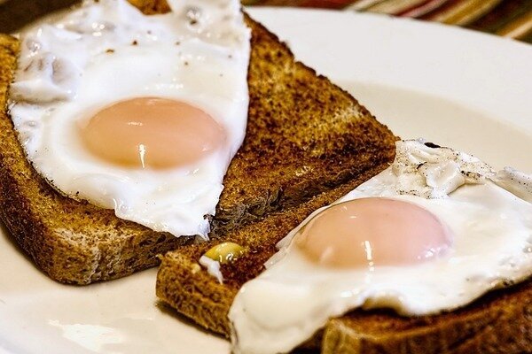 Yumurtaları tekrar ısıtmanız tavsiye edilmez, çünkü bu yemek tehlikeli hale gelir (Fotoğraf: Pixabay.com)