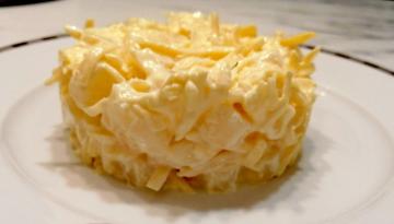 Ananas ve peynirli salata.