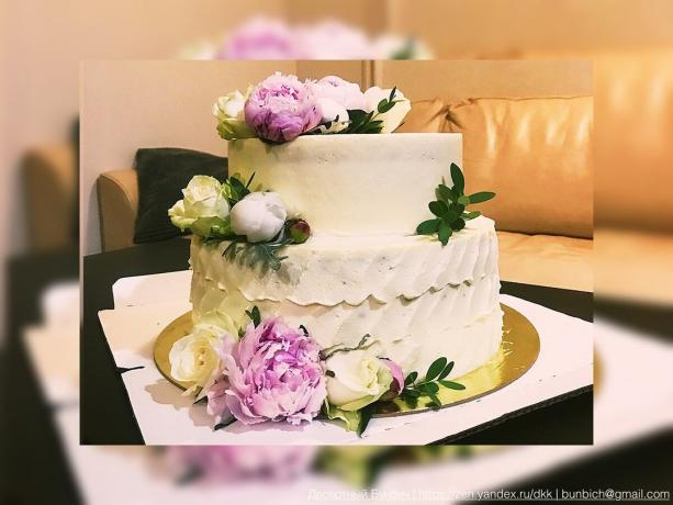 Ben çiçeklerle süslenmiş düğün pastası, bir örneği