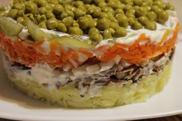 Lezzetli ve tavuk ciğeri ile basit puf salatası: Prova yeni yıl için