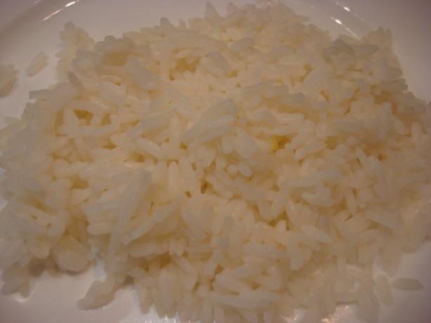 Yazar tarafından alınan Resim (limonlu pişirdikten sonra, pirinç çok daha beyaz oldu)