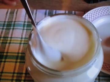 Hem düzenli süt ve krema kalın krem ​​pişirmeye (ki kaşık batağa saplanmış)