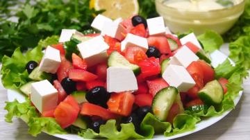 Özel soslu Yunan salatası!
