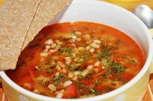 Arpa lapası çorbası eklenebilir ve bir kaşık ile tek başına yenebilir
