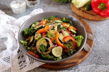 Salatalık ve dolmalık biber salatası